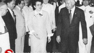 Presiden Suharto dengan Corry Aquino ketika akan menghadiri KTT Asean di Manila 1987