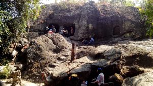 Goa selomangleng tampak dari bawah