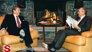 Presiden AS Ronald Reagan dan Sekretaris Jenderal Soviet Mikhail Gorbachev