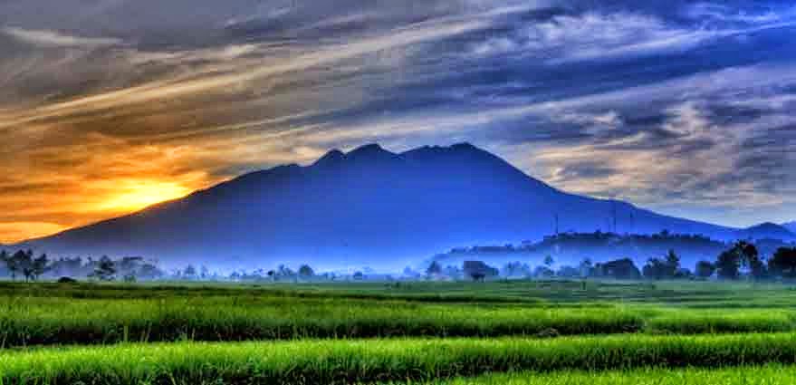 Gunung tertinggi di Indonesia dan tempatnya