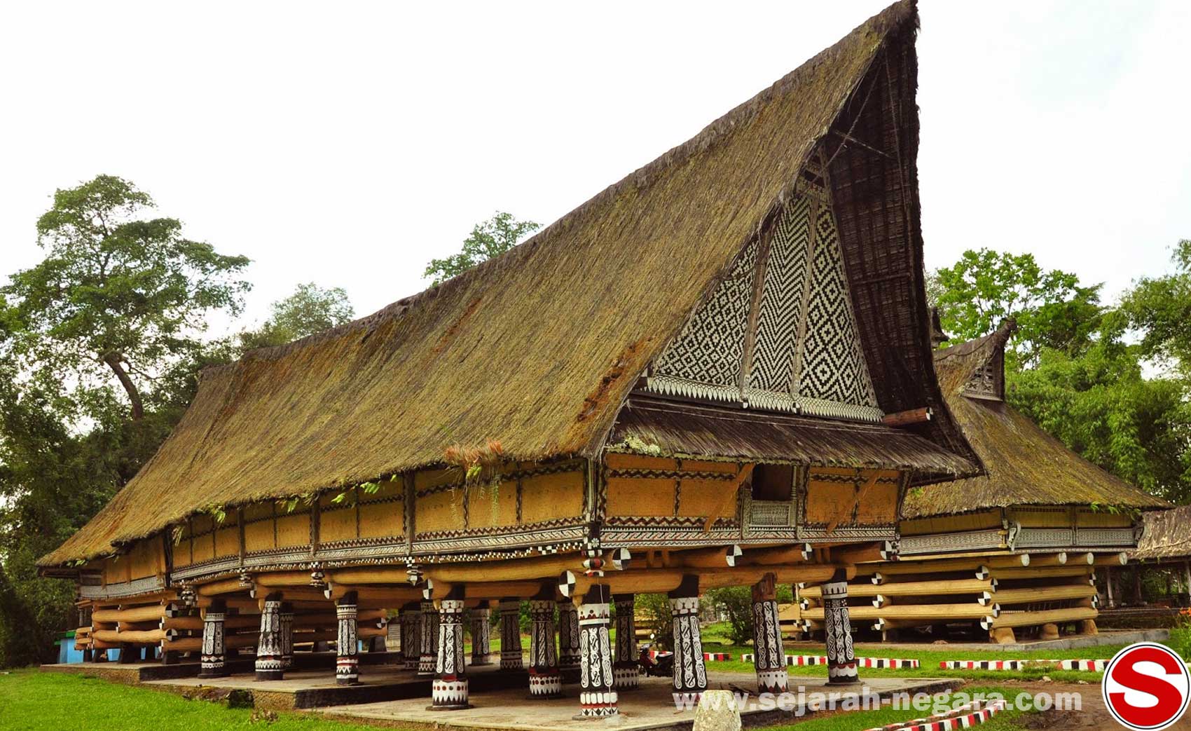 Rumah Bolon Rumah Adat Sumatera Utara