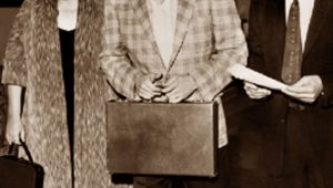 elvis presley berangkat wajib militer diantar kedua orangtuanya gladys presley