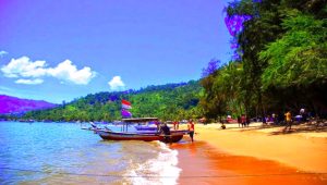 Pantai Caroline Padang 768x514 1