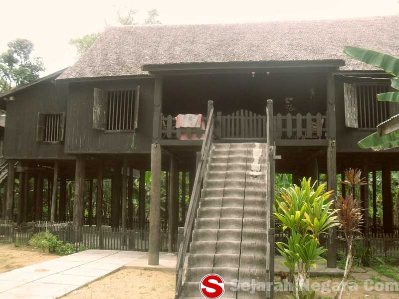 Gambar Rumah Adat Kalimantan Tengah