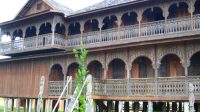 Rumah adat Dayak di Pulau Kumala Kalimantan Timur