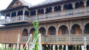 Rumah adat Dayak di Pulau Kumala Kalimantan Timur