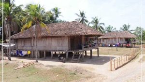 Rumah-adat-Lampung-di-perkampungan Rumah adat Lampung di perkampungan