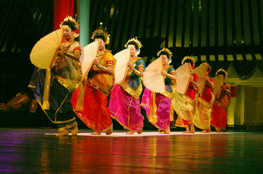 Adat tarian suku Bugis